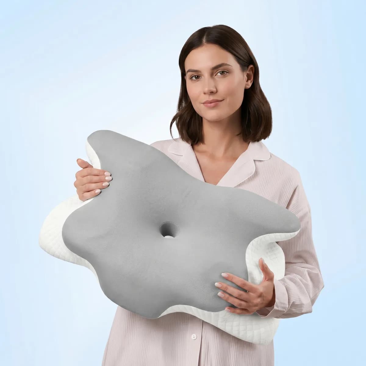 Vrouw slaapt rustig op het ergonomische vlinderkussen van The Sleepr